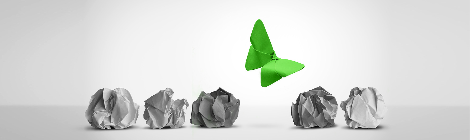 dieentfalterei - der grüne Schmetterling unter den Papierkugeln